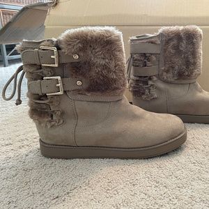 Woman’s Guess pull on boots size 8